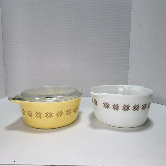 Yellow and White Pyrex Casserole Dishes 1.5 PT- 1QT Town and Country Vintage 70s - Picture 1 of 10